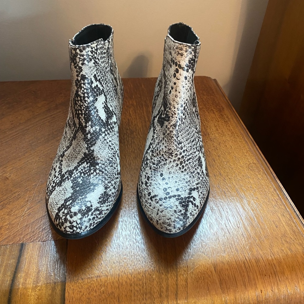 Unionbay Womens Snakeskin Print Faux Leather Ankle Tipper Booties Boots Sz 9